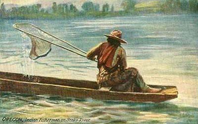 Fischer beim Fischen mit Netz in kleinem Boot auf einem Fluss