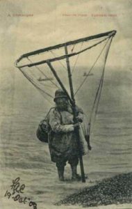 altes sw-Foto: Fischer mit Fangnetz