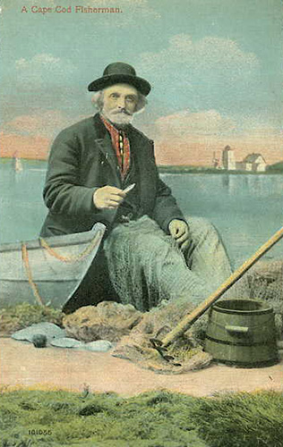 alte Postkarte: alter Mann sitzt am Wasser neben seinem Boot und flickt ein Netz