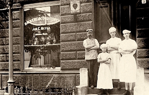 altes sw-Foto: Bäckersleute stehen vor dem Bäckergeschäft