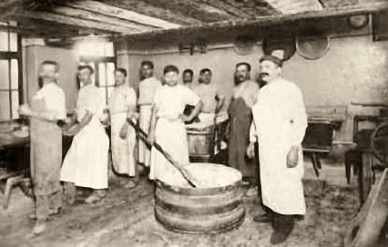 altes sw-Foto: Bäckerei mit Angestellten