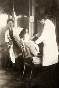 sw-Foto: zwei Barbiere bedienen Kunden im Laden ~1940