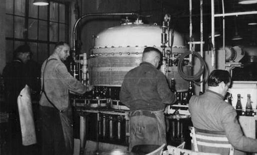 altes Foto: Brauereiarbeiter füllen Bier in Flaschen