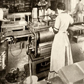 altes Foto: Buchbinderin in einer Buchbinderei