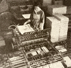 Foto: Buchbinderin an der Falzmaschine