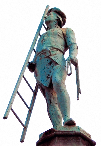 steinerne Dachdecker-Statue mit Leiter und Seil