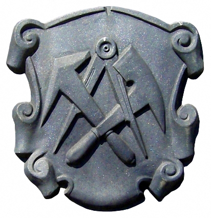 Zunftwappen aus Steinzeug mit Zirkel, Schieferhammer und Dachdeckerbeil