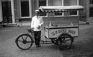 altes sw-Foto: mobiler Eisverkäufer mit Radwagen