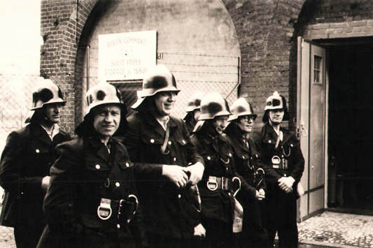 altes Foto monochrom: Feuerwehrmänner