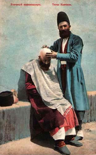 kolorierte Postkarte: Straßenbarbier rasiert Kunden den Schädel