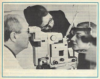 Augenoptiker: Patientin wird mit einem Gerät an den Augen untersucht