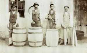 altes Foto: vier Fassbinder mit Fässern