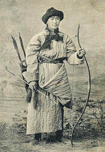 altes Foto: Burjate in traditioneller Kleidung mit Pfeil und Bogen