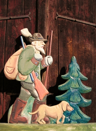 Holzfigur: Jäger mit Hund