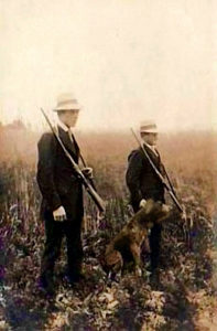 Foto: zwei Männer im Feld mit Hund