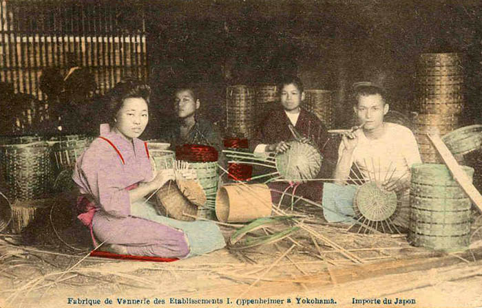 koloriertes Foto: Japaner beim Körbe flechten