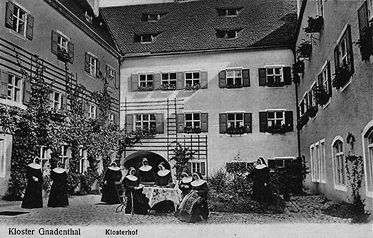 sw-Foto: Klosterhof eines Klosters