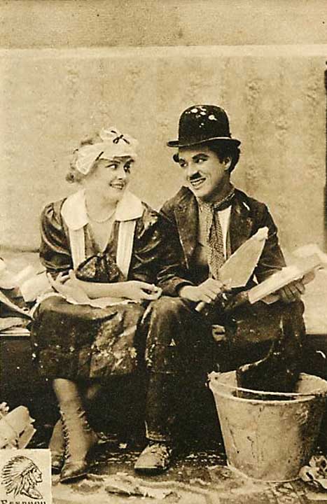 Foto: Schauspieler Charlie Chaplin mit Filmpartnerin im Stummfilm