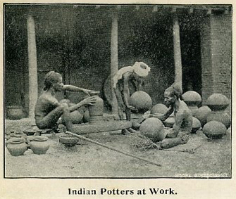 sw-Foto: indische Töpfer arbeiten an bauchigen Gefäßen