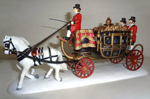 schwarz-rot-goldene Porzellan-Prunkkutsche mit zwei weißen Pferden, Kutscher und zwei hinten stehende Pagen