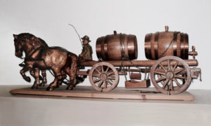 Holzschnitzarbeit: Pferdefuhrwerk mit Kutscher und zwei großen Eichen-Weinfässern als Ladung