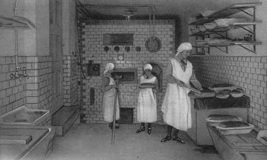 altes sw-Foto: Nonnen backen Brot in der Backstube