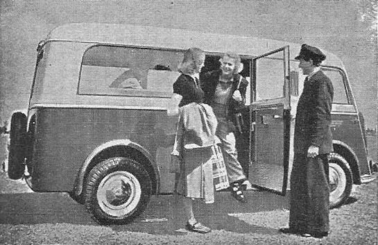 sw-Foto: zwei weibliche Fahrgäste steigen aus einem Kleinbus auf. Fahrer hält ihnen die Tür auf.
