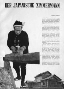 sw-Foto: japanischer Zimmermann hobelt einen Holzbalken
