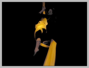 verfremdetes Foto: Frau hängt in gelbem Tuch