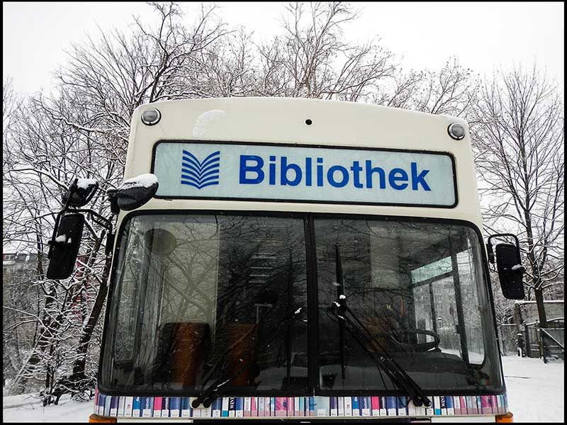 Foto: Bücherbus frontal mit Aufschrift "Bibliothek", Winter