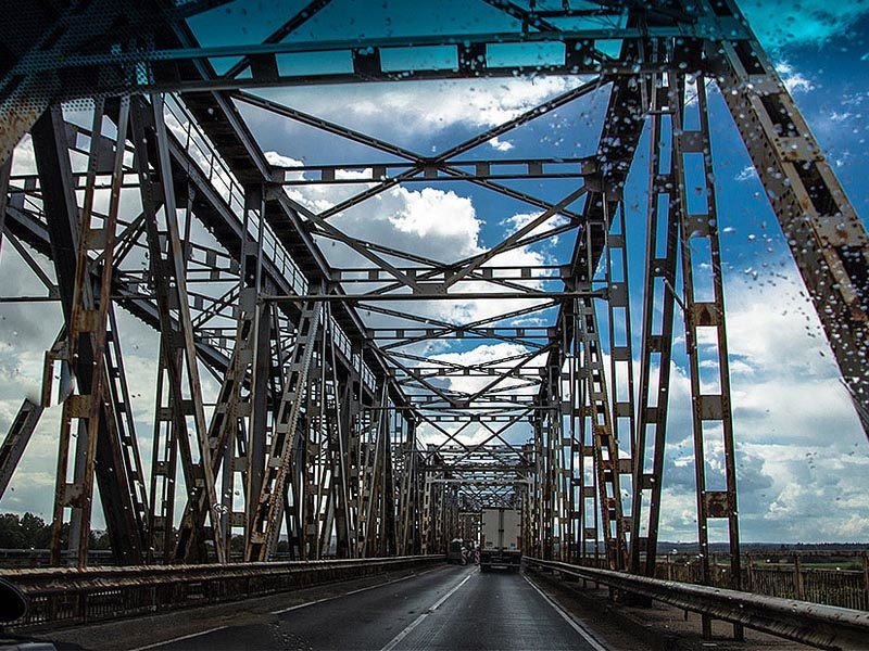 Farbfoto: Stahlbrücke, aufgenommen aus dem Auto