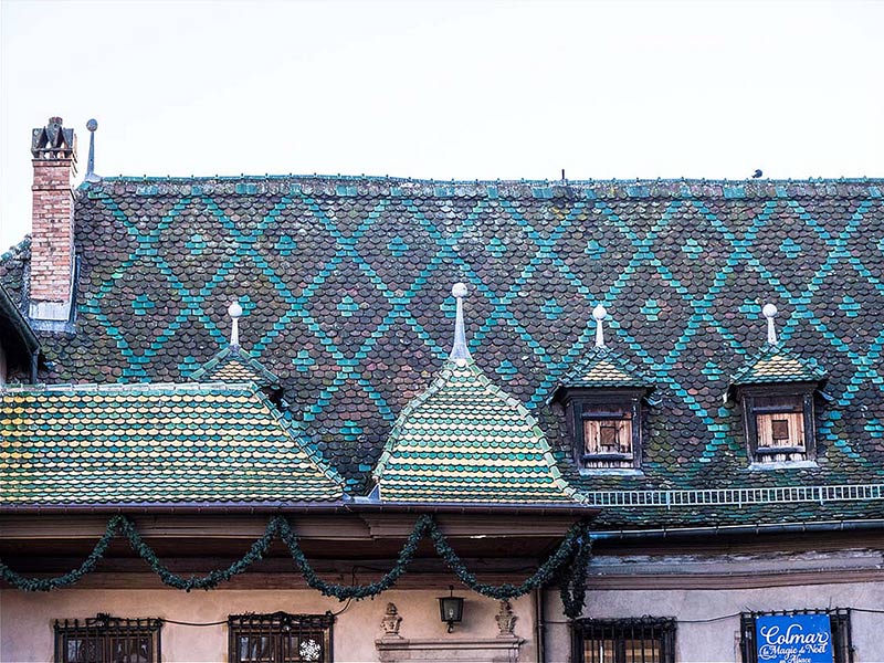 Foto: altes Haus mit traditionell bunten Dachschindeln gedeckt