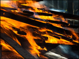 Foto: loderndes Feuer, brennende Holzscheite