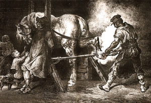 Hufschmied bringt unter viel Dampf einem festgebundenen Pferd das heiße Eisen auf, kopfseitig des Pferdes ein Mann, ein kleines Kind und ein Hund, die das Pferd ablenken