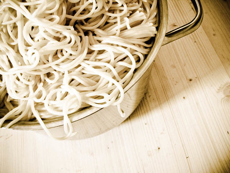 Foto: ein Topf voll gekochter Spaghetti