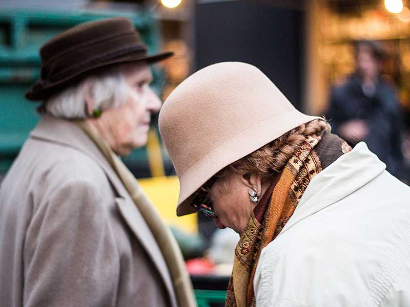 Foto: zwei ältere Damen mit altmodischen Damenhüten