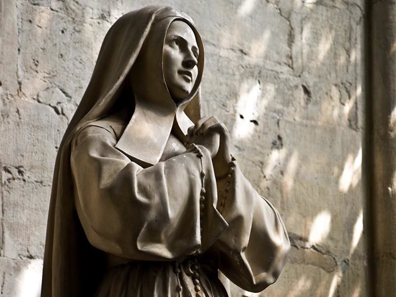 Foto: betende Nonne mit Rosenkranz aus Stein