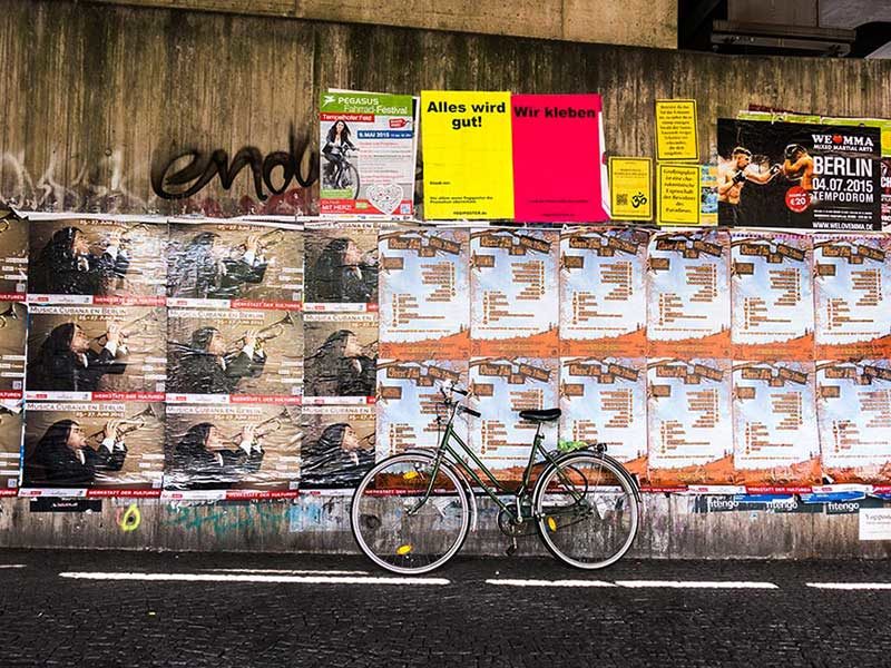 Foto: Plakatwand mit angelehntem Fahrrad
