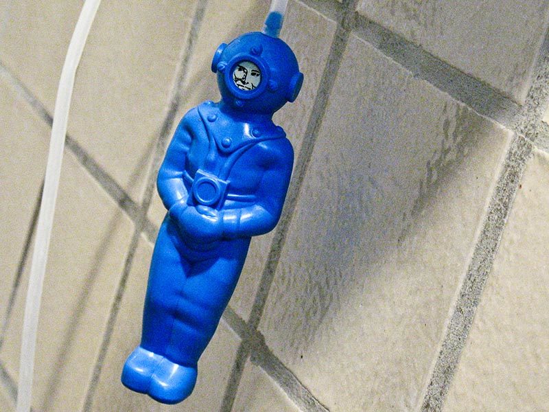 Foto: Plastiktaucher (Spielzeug) in blauem Taucheranzug