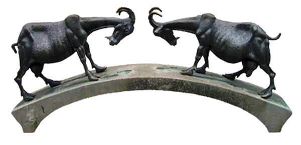Bronzeskulptur zwei Ziegen auf einer Brücke Kopf an Kopf