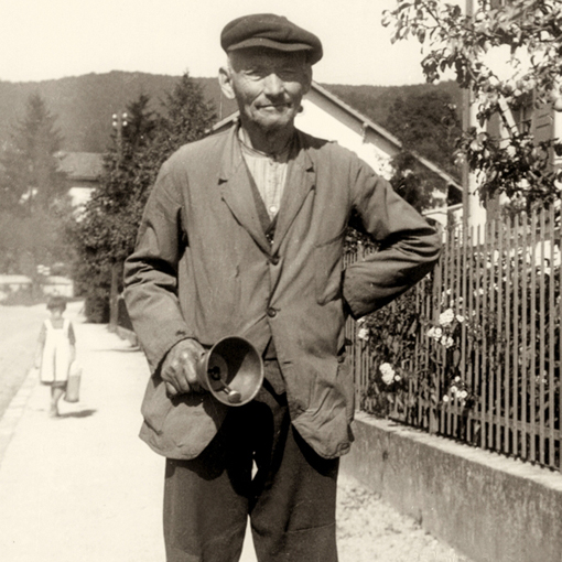 sw Foto: alter Mann mit Handglocke