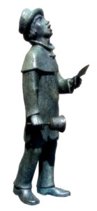 Bronzefigur: Mann mit Handglocke ruft Neuigkeiten aus