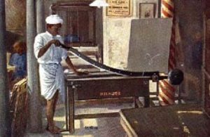 indischer Buchbinder schneidet Papier mit großer Schneidemaschine
