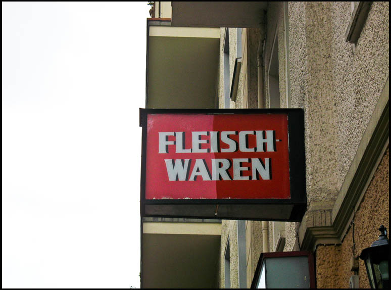 Schild "Fleischwaren" (weiße Schrift auf rotem Untergrund)