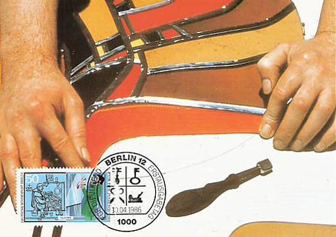 Briefmarke: Der Glaser stellt ein Buntglasfenster her.