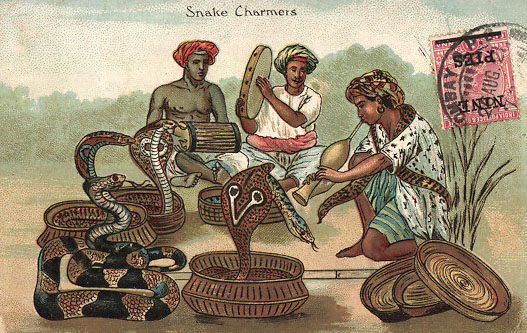 PK: Schlangenbeschwörer mit mehreren Schlangen und zwei Trommler