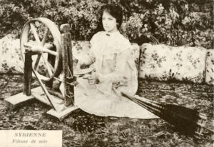 sw-Foto: junge Frau am Spinnrad