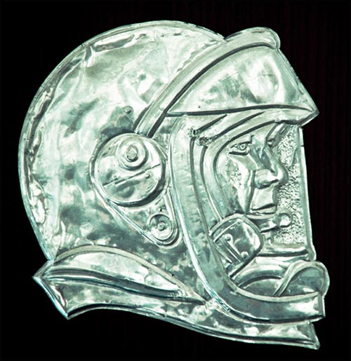 metallenes Relief: Kopf von Juri Gagarin mit Helm