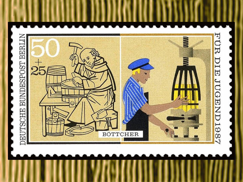 Briefmarke: links mittelalterlicher Mönch fertigt Bottiche in Handarbeit, rechts Mann an moderner Maschine bei Fassherstellung
