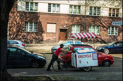 Foto: Frau schiebt ihr Eismobil auf der Straße